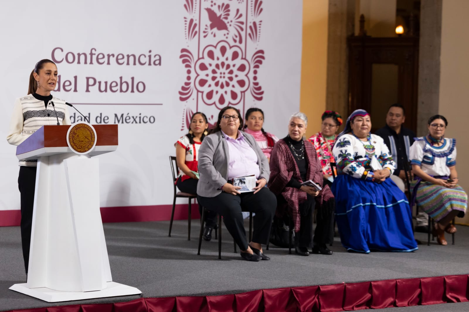 LA PRESIDENTA DE LA REPÚBLICA, DRA. CLAUDIA SHEINBAUM PARDO, PRESENTÓ LA CARTILLA DE LOS DERECHOS DE LAS MUJERES EN LENGUAS INDÍGENAS
